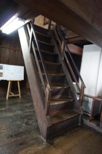 高知城の急な階段